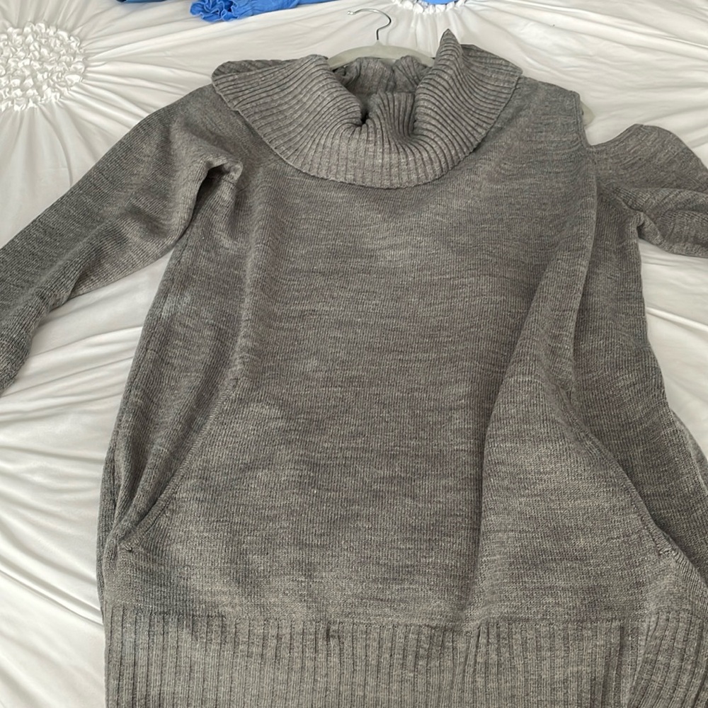Women’s gray long sleeve sweater